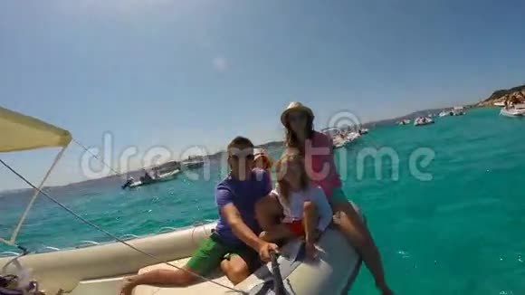年轻的幸福家庭在意大利度假时两个小女孩坐在大船上视频的预览图