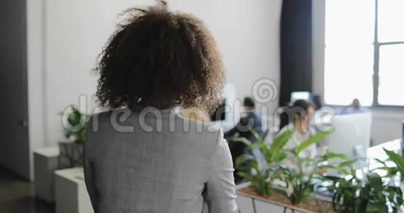 非裔美国人商务女性骑自行车来到现代办公室后景视频的预览图