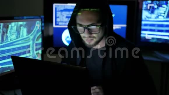 电脑黑客偷钱用偷来的银行卡通过互联网偷钱黑客试图进入视频的预览图