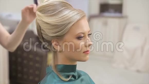 发师喷清漆做卷发金发美容院慢动作视频的预览图