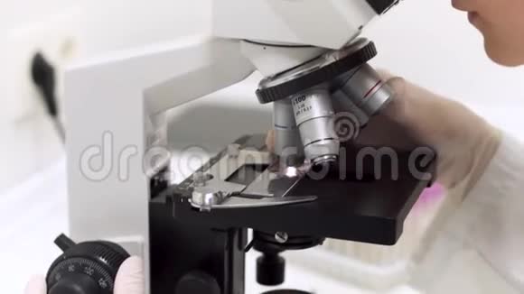 实验室使用显微镜的科学家研究员医疗保健技术和药物研究视频的预览图