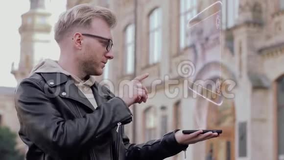 戴眼镜的聪明青年展示概念全息图5G视频的预览图