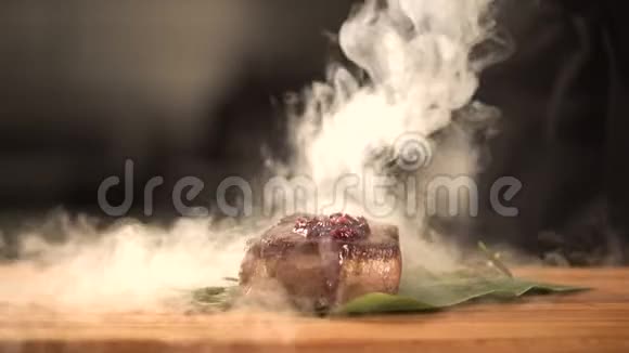 烹饪牛肉片美食煎牛排肉厨师在厨房做饭视频的预览图