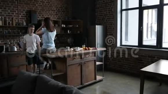 漂亮浪漫的情侣在厨房拥抱视频的预览图