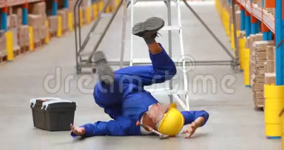 男性仓库工人在工作时从梯子上掉下来视频的预览图
