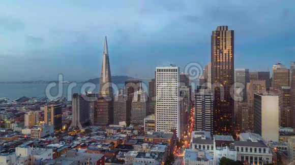 日落时分旧金山的天际线和城市灯光逐渐消失视频的预览图