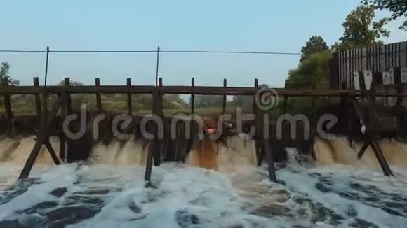 雨水过后的水坝视频的预览图