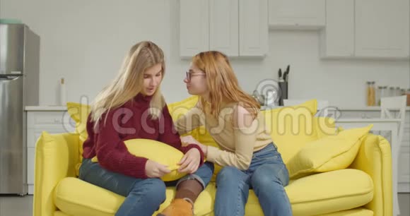 同情的女孩在分手后安慰朋友视频的预览图