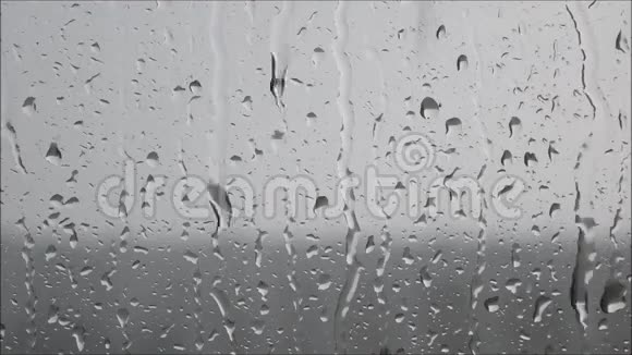 玻璃上下了大雨视频的预览图