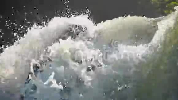 大量的水流迅速下坡溅起特写镜头视频的预览图