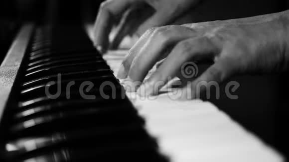 4K镜头的钢琴音乐钢琴家手演奏单色黑白乐器大钢琴选择性聚焦视频的预览图