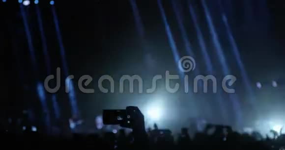 音乐会上使用移动电话的人视频的预览图