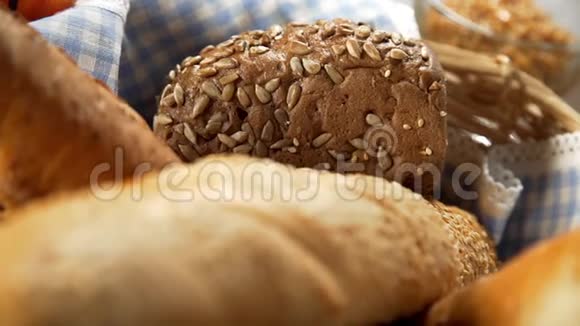 篮子里装满面包面包制品新鲜面包店视频的预览图