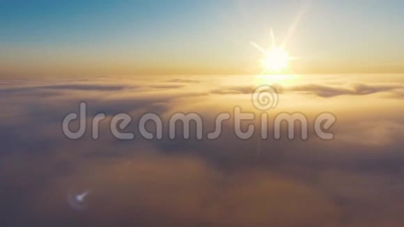 空中观景台在雾中飞在雾中飞空中摄影机拍摄从云层上方飞向太阳薄雾天气视频的预览图