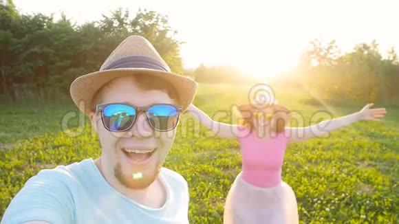 快乐的旅行情侣在日落时分自拍夏日阳光视频的预览图
