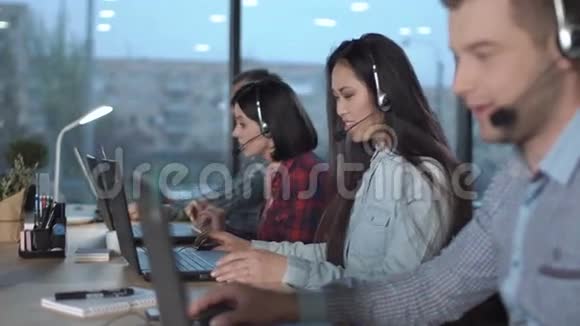 呼叫中心的年轻亚洲女人视频的预览图