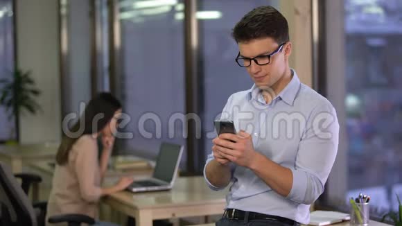 办公室员工在智能手机上的社交媒体信使聊天交流视频的预览图