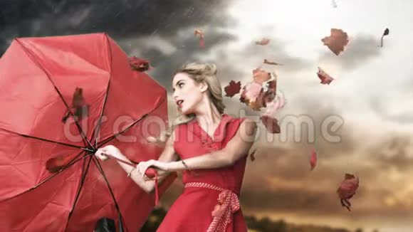 魅力女人拿着破伞在电影里视频的预览图