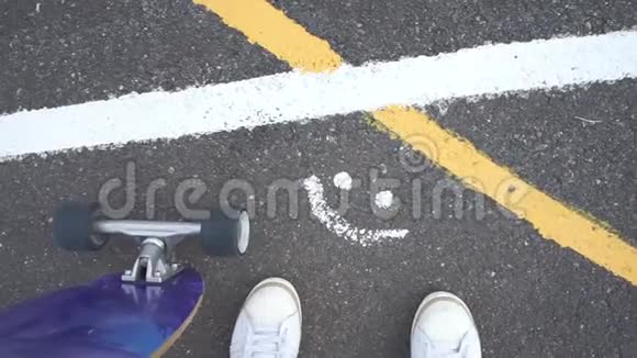 滑板车白色运动鞋人行道上的条纹视频的预览图