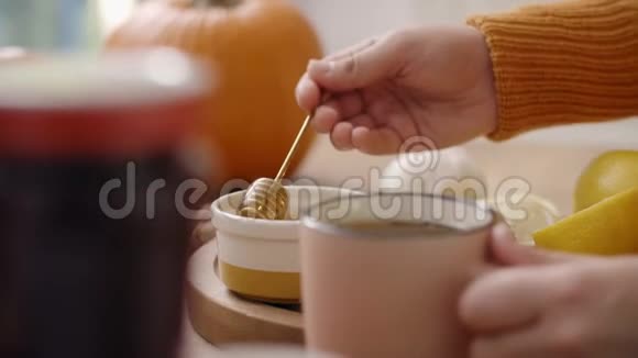 带蜂蜜的茶视频的预览图