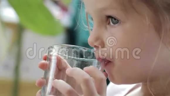 一个小可爱的女孩用杯子喝纯净水视频的预览图