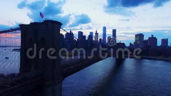 布鲁克林大桥和纽约纽约摩天大楼傍晚天际线在4k空中鸟瞰令人惊叹的现代视频的预览图