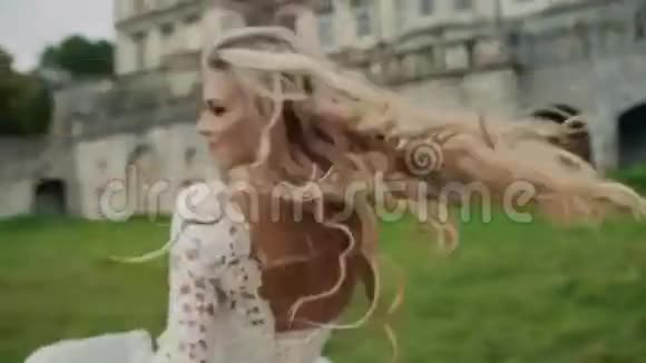 一个穿着白色裙子的金发美女的动态视频视频的预览图
