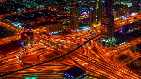 4K时间推移迪拜的鸟瞰夜景高速公路视频的预览图