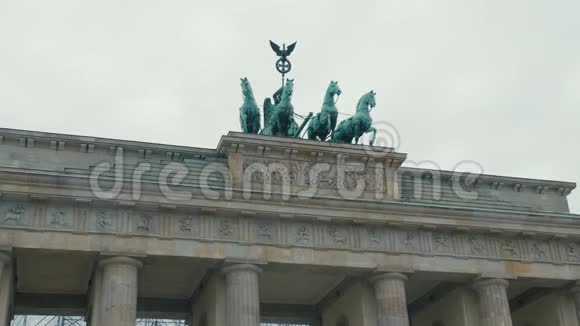 慢动作特写马在勃兰登堡门修复在德国首都柏林的概念视频的预览图