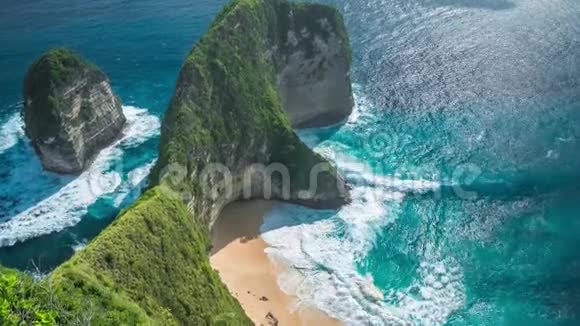 波浪在印度尼西亚巴厘努沙佩尼达岛的曼塔湾或Kelingking海滩滚动视频的预览图