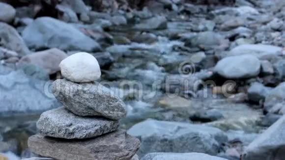 一条河旁边的石头视频的预览图