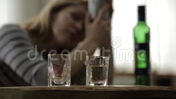 悲伤孤独的女人在酒吧里喝酒女性酗酒情绪不稳定和社会紧张视频的预览图