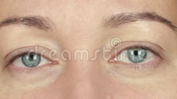 女人睁开眼睛眨着前摄像头闭上脸成年女人的眼睛视频的预览图