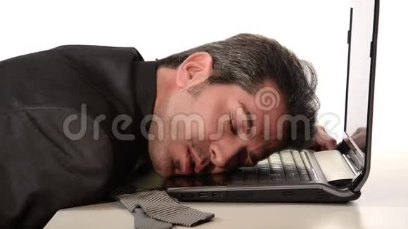 商人头枕在笔记本电脑上视频的预览图