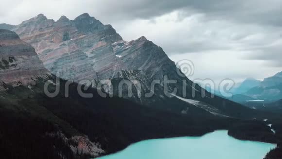 在加拿大落基山脉的佩托湖加拿大冰原公园路上的缩放视图视频的预览图