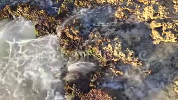 岩石之间的水视频的预览图