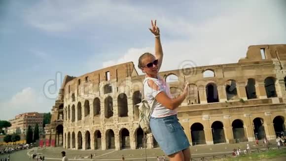 美丽的旅游妇女在罗马竞技场附近摆姿势慢动作视频的预览图