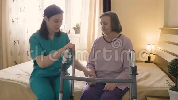 照顾者帮助老年妇女起床和步行者视频的预览图