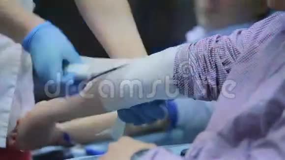 医生用绷带包扎病人手臂视频的预览图