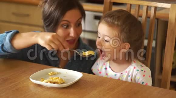 一位母亲正在喂孩子吃早餐视频的预览图