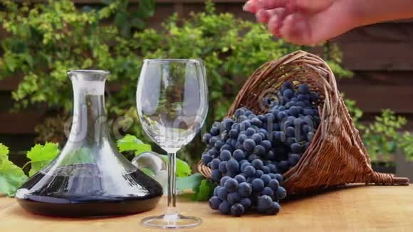 葡萄酒倒入玻璃杯视频的预览图