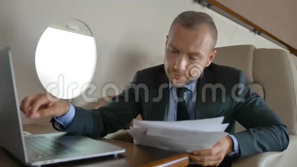 私人飞机豪华内饰内有MacBook上网的帅哥视频的预览图