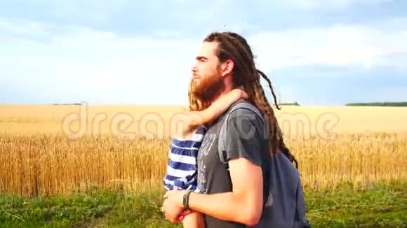 爸爸把女儿抱在怀里走在农村视频的预览图