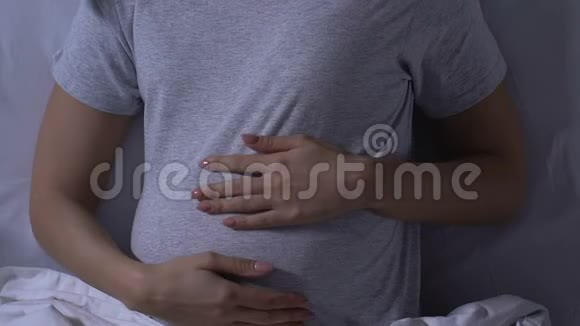 哭泣的孕妇躺在床上单身母亲意外怀孕抑郁视频的预览图