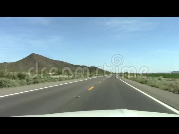 沿着沙漠公路行驶视频的预览图