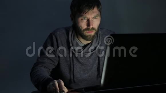 沮丧的胡须男在笔记本电脑上工作非常惊讶和沮丧视频的预览图