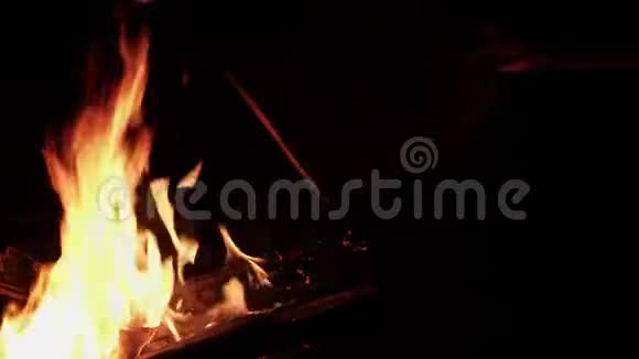 一个女孩正在燃烧一封信视频的预览图