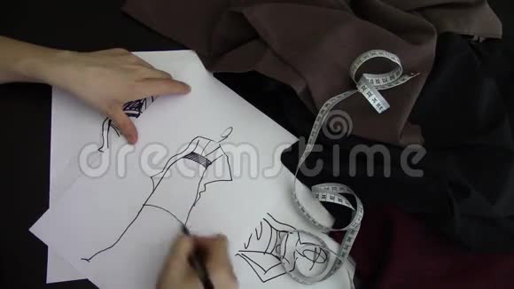 时装设计师画画视频的预览图