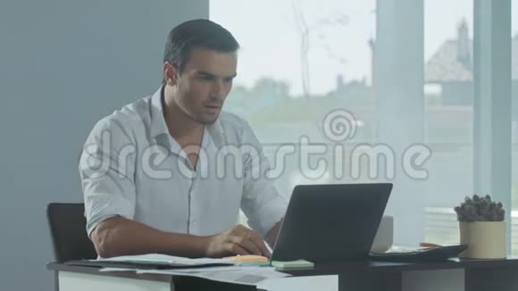 商人得到坏消息沮丧的男性自由职业者在笔记本电脑上工作视频的预览图