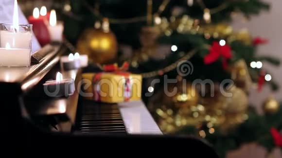 钢琴上的圣诞礼物视频的预览图